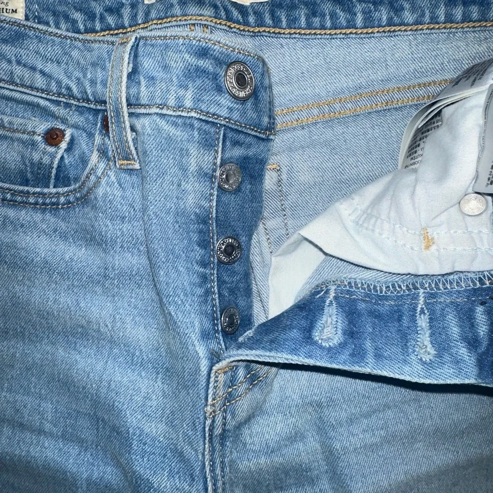 Levi’s Wedgie Straight Light Denim Jeans - Picture 9 of 12